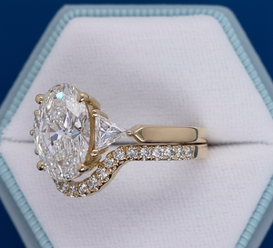 Bague de fiançailles ovale en or jaune 3,25 carats avec diamant de laboratoire VVS2 certifié IGI, monture halo, vente en gros - Product Image 2