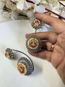 Pendientes de tuerca con diseño único, chapados en oro y plata antigua, con perlas o Kundan, para novias tradicionales, disponibles para la venta. - Product Image 3