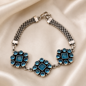 Bracelet en laiton perlé, motif floral ethnique, serti de pierres synthétiques bleues, plaqué argent antique, pour femme - Vente chaude en gros - Product Image 1
