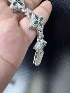 กำไลข้อมือรูปโคลเวอร์ประดับเพชร VVS มอยส์ซาไนต์ แซฟไฟร์สีเขียว เงินแท้ 925 ชุบทอง สำหรับผู้หญิง แฟชั่นฮิปฮอป - Product Image 4