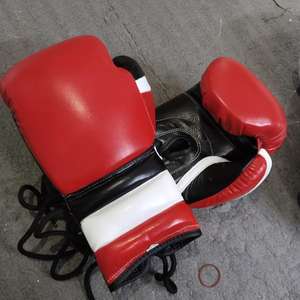 Guantes de Boxeo Personalizados OEM Rojos, Negros y Blancos con Cordones - Guantes de Entrenamiento de Cuero PU Profesional, Agrega tu Nombre a tu Equipo - Product Image 3