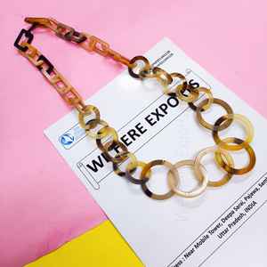 Collar Artesanal de Moda con Dijes de Cuerno de Búfalo y Eslabones Circulares y Rectangulares en Tonos Marrones Naturales para un Estilo Diario Elegante - Product Image 1