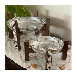 Bandeja de madera artesanal con detalles de concha de nácar, ideal para decoración de interiores estilo palacio real. - Product Image 4