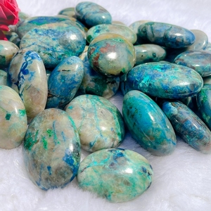 Chakralume Pierre de paume ovale naturelle Quantum Quattro sculptée à la main, en chrysocolle, cristal de guérison, énergie Reiki et méditation - Product Image 4