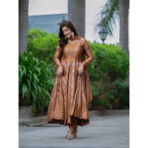 Conjunto de traje de fiesta de diseñador para mujer con vestido adornado y trabajo de bordado de secuencia Dupatta - Product Image 1