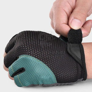 Gants de cyclisme légers et durables, conçus avec un matériau respirant pour une mobilité des mains flexible et un ajustement confortable - Product Image 2