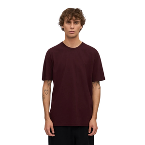เสื้อยืดคอกลมแขนสั้นทรงตรงผ้าเจอร์ซีย์เรียบง่ายสำหรับผู้ชาย รับผลิตตามแบบ OEM ขายส่ง B2B ผู้ส่งออกเสื้อผ้า - Product Image 3