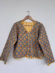 เสื้อแจ็คเก็ตผ้าฝ้ายลายดอกไม้สีเหลืองสำหรับผู้หญิง แบบสองด้าน ผ้าควิลท์ พิมพ์ลายบล็อกทำมือ น้ำหนักเบา อุ่นสบาย ระบายอากาศได้ดี ซับในผ้าฝ้าย คอวี - Product Image 1
