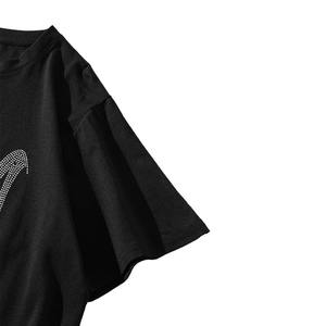 Camiseta moderna con pedrería y diseño brillante, de algodón transpirable, cómoda, perfecta para un estilo casual a la moda. - Product Image 3