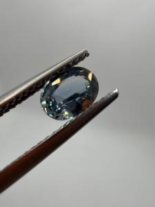 Zafiro Natural Violeta-Gris de 1.15ct, Corte Ovalado de 7x5x3mm, Gema Preciosa Suelta con Facetas y Juego de Color Zehra para Joyería - Product Image 1