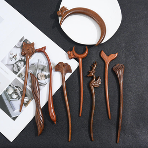 Pasadores de Pelo Dobles Retro de Madera con Elementos Animales, Estilo Europeo Americano de Alta Gama, de Seda Dorada y Madera de Sándalo, Artesanía en Madera para Niños - Product Image 1