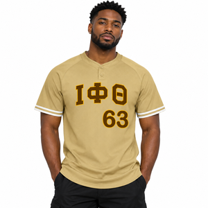 Camiseta Henley IOTA Marrón Dorado para Hombre, Manga Corta, Cuello con Botones, Letras Griegas, Camisa de Fraternidad, Atlética, Casual - Product Image 1