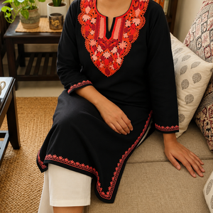 Kurti Kashmiri Negro Intenso con Bordado Floral Aari Multicolor, Compre Directamente del Proveedor a Precio de Mayoreo - Product Image 2