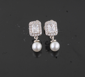 Pendientes de Lujo de Nácar Natural con Detalles de Circonita Cúbica, Pendientes Colgantes Plateados con Circonita Cúbica Brillante, a la Moda - Product Image 3