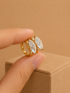 Pendientes de Diamantes Cultivados en Laboratorio con Corte Asscher de 3.0 CTW en Oro Amarillo de 14K |   1.5 quilates cada uno |   Joyería nupcial minimalista - Product Image 2