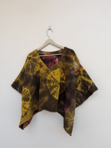 Haut court bohème grande taille à col en V tie-dye, manches courtes, en coton - Product Image 3