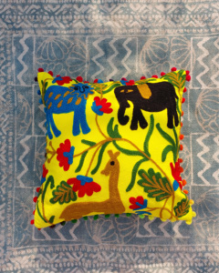 Housse de coussin Suzani indienne faite à la main, toutes tailles, broderie animale colorée, housse de coussin Suzani avec pompons pour la décoration intérieure - Product Image 1