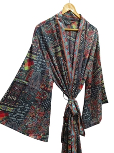 Kimono de Lujo con Parches de Seda, Túnica Larga para Dormir o como Cubre Bikini, Kimono Hecho a Mano con Sari de Seda Reciclada Vintage de la India - Product Image 3