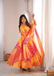 TENNECY Nuevo Vestido Largo Tradicional con Estampado Bhandhni para Fiesta de Bodas - Reversible, Sin Arrugas, de Secado Rápido, para Todas las Estaciones - Product Image 2