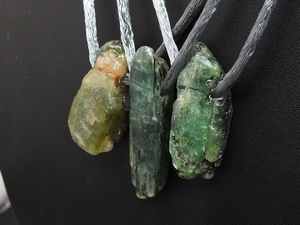 Pendentif en Kyanite Verte Naturelle Brute Perforée Latéralement - Trou de 3MM - Pierre Libre - Collier Perlé - PMEGEMSBEADS Modèle CJ 40-50MM - Product Image 3