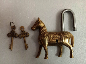 Cadenas antique en laiton en forme de cheval, serrure métallique vintage ornée avec détails gravés décoratifs, design animal unique, décoration d'intérieur - Product Image 4