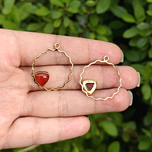 ตัวเชื่อมต่อต่างหูทรงสามเหลี่ยมขนาด 8 มม. ทำจากทองเหลืองแท้ ประดับด้วยคาร์เนเลียนสีแดง ชุบทอง 18k แบบวงกลมเดี่ยว สำหรับงานขายส่ง - Product Image 3