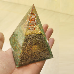 Nouveauté Vertical Split Vert Jade Pyrite Cristal Pierre Précieuse En Vrac Orgone Pyramide Sculpté Gravure EMF Protection pour Argent Amour - Product Image 1