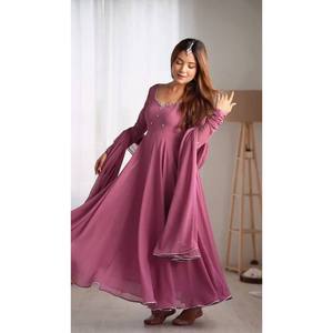 Vestido de Diseñador con Corte en A y Bordado, Pantalón Sencillo y Dupatta - Product Image 3