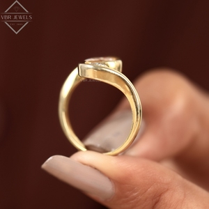 Anillo de Eternidad de Diamantes en Zigzag de Lujo en Oro Amarillo con Piedra Redonda, Anillo de Boda Chevron, Joyería para Mujer, Regalo - Product Image 5