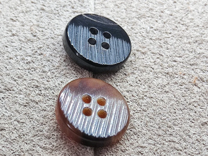 Suéter Cárdigan de Punto para Mujer, Marca Mosen, Hecho a Mano con Cuerno de Búfalo Ecológico, Borde Fino, Diseño de Dos Ojos, Color Negro y Blanco - Product Image 6