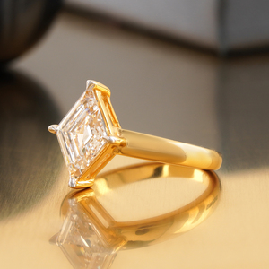 Anillo Solitario de Corte Kite de 2.06 CT, Cultivado en Laboratorio, Oro Amarillo de 18K, Joyería Moderna de Compromiso, Claridad VS1, Corte VVS2, Oro Blanco - Product Image 2
