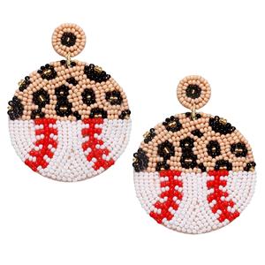 Boucles d'oreilles de baseball perlées artisanales bijoux sur le thème du sport pour les fans du jour du match accessoire parfait pour les hayons - Product Image 1