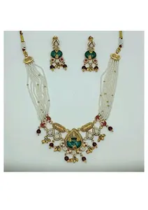 Parure de collier traditionnelle en argent doré avec pierres vertes, perles blanches et boucles d'oreilles pendantes assorties pour occasions festives - Product Image 2