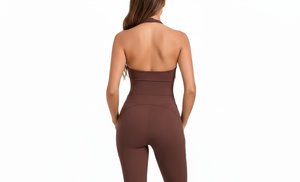 Combinaison de sport pour femme en nylon mat, respirante, très élastique, avec débardeur à col en V et short de yoga à trois sections froncé aux fesses - Product Image 4