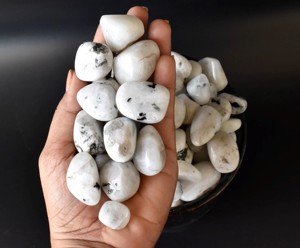 Piedras de piedra lunar arcoíris blanca premium al por mayor, pulidas y esmeriladas, para decoración, arte, piedra de bolsillo y meditación. - Product Image 5