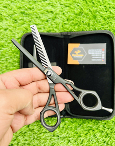 Tijeras de Barbero Profesionales de Acero Inoxidable Negro Mate para Diestros, Ligeras, con Etiqueta Privada Personalizada, 28 Dientes, Más Vendidas - Product Image 4