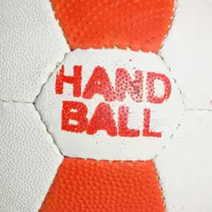 Balón de entrenamiento duradero con costuras resistentes y control de agarre, para uso en interiores y exteriores. - Product Image 6