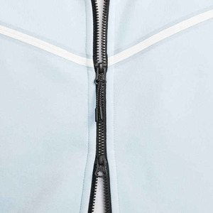 Trajes deportivos técnicos modernos. Presenta paneles asimétricos únicos y franjas de contraste llamativas para un look deportivo de alto impacto. - Product Image 3