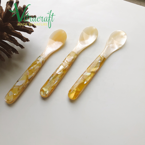 Cuillère à caviar faite à la main Combinaison parfaite de résine de nacre et de mica pour servir du caviar haut de gamme Taille 12cm - Product Image 6