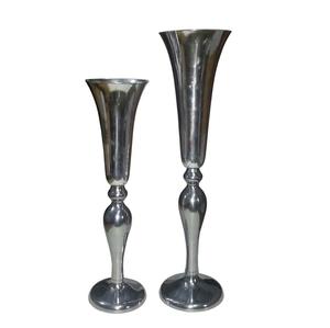 Par de Jarrones Altos de Metal Plateado con Forma de Trompeta y Tallo de Balaustre, Juego de Centros de Mesa de Lujo para Eventos - Product Image 1