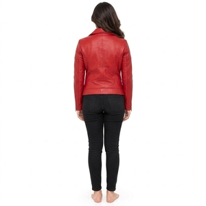 Chaqueta de cuero clásica para mujer, hecha con material resistente y construcción cómoda, que ofrece costuras impecables, duradera y suave al tacto. - Product Image 4