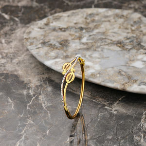 กำไลข้อมือทองสองสี ดีไซน์ทันสมัยสำหรับผู้หญิง ลายฉลุแบบโมเดิร์น น้ำหนักเบา เหมาะสำหรับสวมใส่ในชีวิตประจำวัน ผลิตด้วยงานฝีมือที่ทันสมัย - Product Image 3