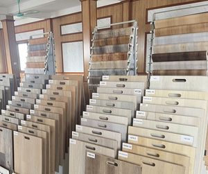 พื้น SPC กันน้ำพื้นพีวีซี LVT 20mil 6มม. แผ่นไวนิลทนทานต่อการสึกหรอดีไซน์ไม้โอ๊คแข็งแกน