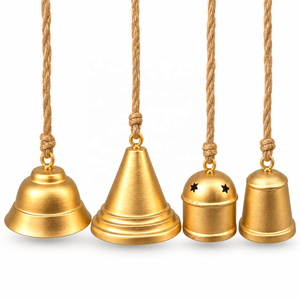 Ensemble de clochettes dorées Everglow avec suspendoirs en corde naturelle et étoile décorative pour les intérieurs festifs - Product Image 1