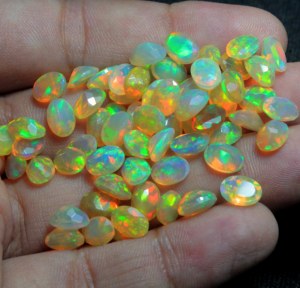 Opale d'Éthiopie naturelle Welo, taille facetée, forme ovale, jeu de couleurs multibrillantes, vente en gros - Product Image 1