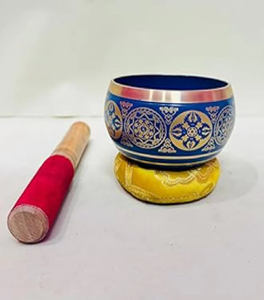 Cuenco tibetano tradicional de metal con diseño azul y dorado, hecho a mano en India para meditación y terapia de sonido curativo. - Product Image 4