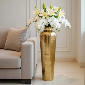 Jarrón de suelo de lujo con acabado martillado dorado, decorado con elegantes tulipanes artificiales blancos y detalles de hojas de olivo verdes. - Product Image 4