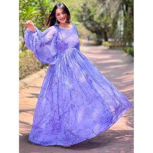 Robe longue maxi pour femme à imprimé floral lavande avec manches chauve-souris évasées - Product Image 2