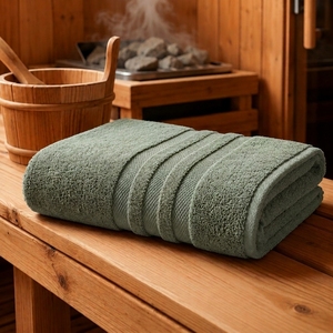 Toalla de Baño Verde Salvia Zero Twist de Algodón Suave con Diseño de Tres Rayas para Hogar, Spa, Hotel, Regalo, Boutique, Baño y Uso Diario - Product Image 1