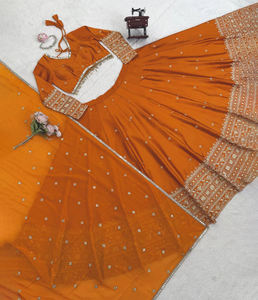 Lehenga Choli de satén tradicional indio, pakistaní y japonés de diseñador, con falda acampanada de 3.5 metros con cancan, para fiestas de Diwali y bodas. - Product Image 1